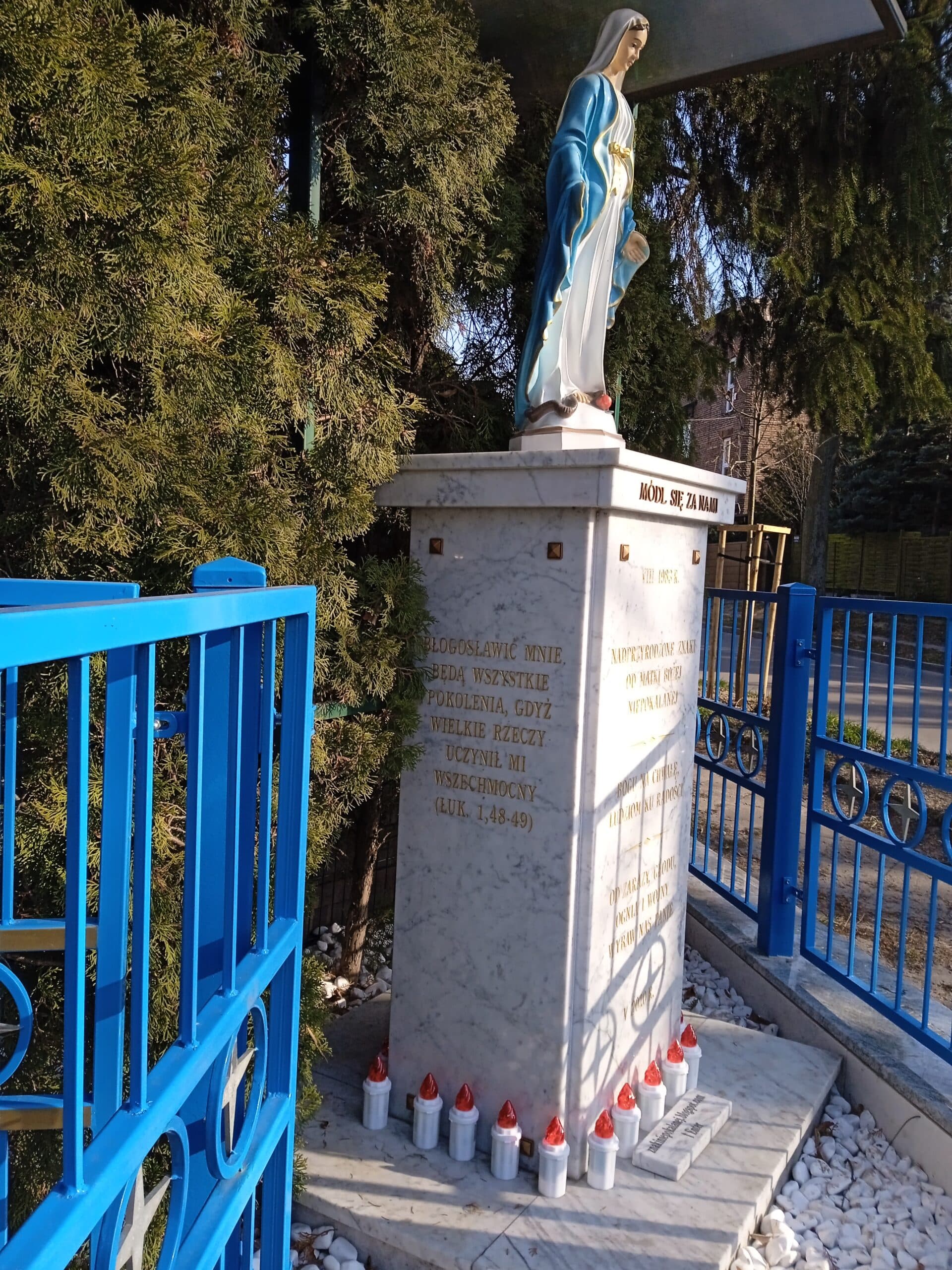 Kapliczka Matki Bożej Niepokalanej - bramka wejściowa