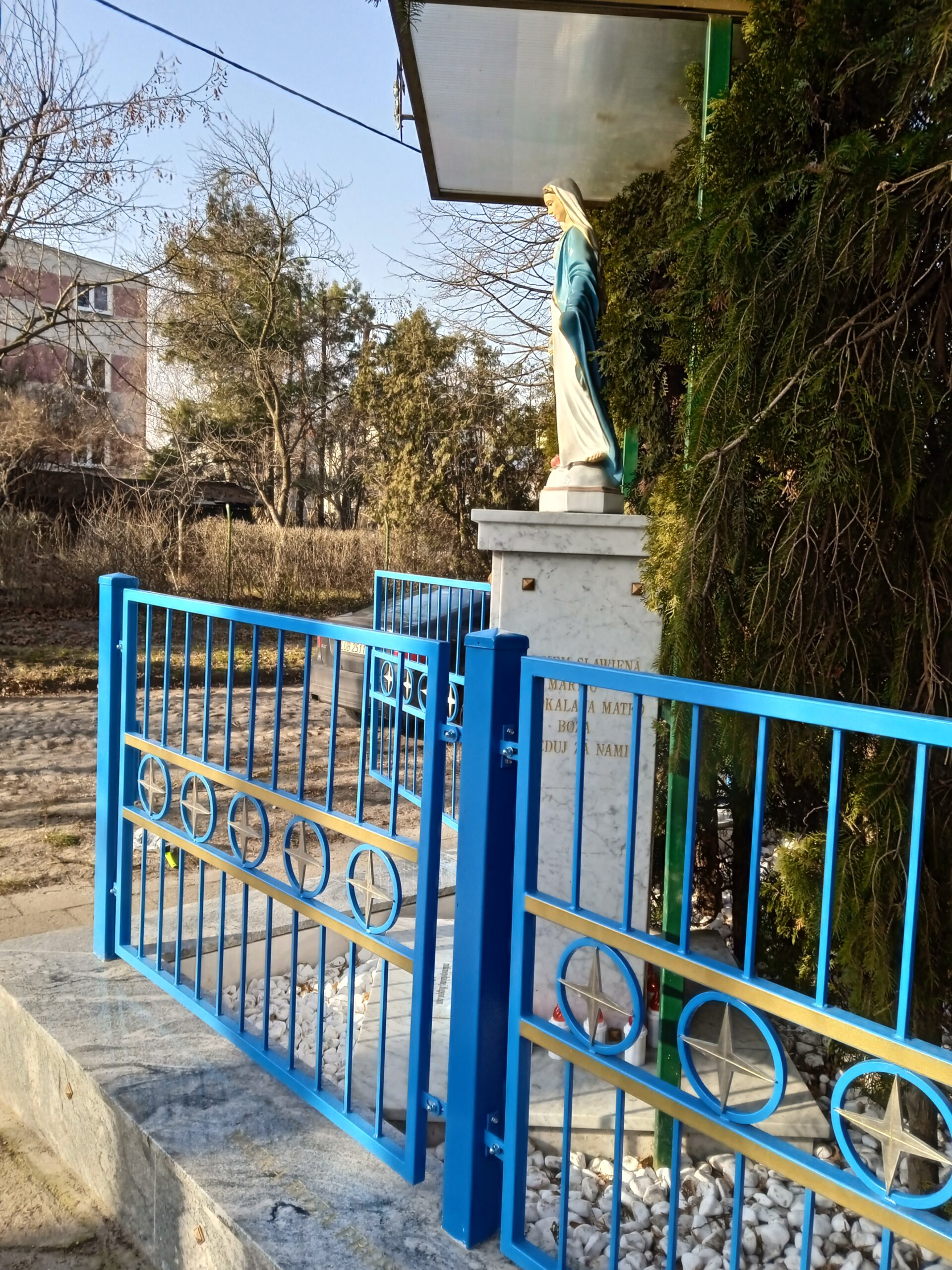 Kapliczka Matki Bożej Niepokalanej - widok z boku